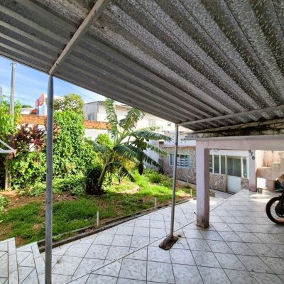 Casa Residencial com 192m², 4 quartos, 1 suíte, 1 garagem, no bairro Canto em Florianópolis