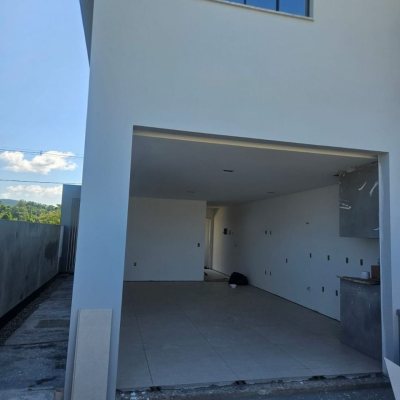Casa Residencial com 161m², 3 quartos, 1 suíte, 2 garagens, no bairro Sertão Do Maruim em São José