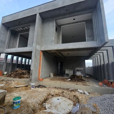 Casa Residencial com 161m², 3 quartos, 1 suíte, 2 garagens, no bairro Sertão Do Maruim em São José