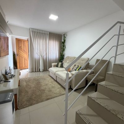 Sobrado Residencial com 74m², 2 quartos, 2 garagens, no bairro Potecas em São José