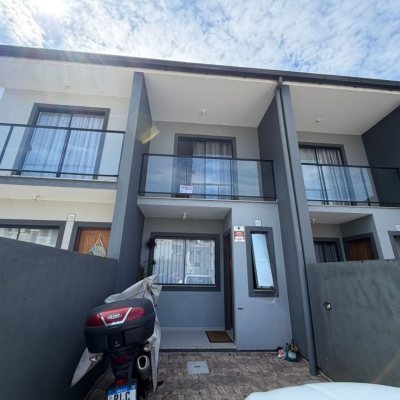 Sobrado Residencial com 74m², 2 quartos, 2 garagens, no bairro Potecas em São José