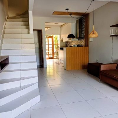 Casa Residencial com 97m², 2 quartos, 2 suítes, 2 garagens, no bairro São João Do Rio Vermelho em Florianópolis