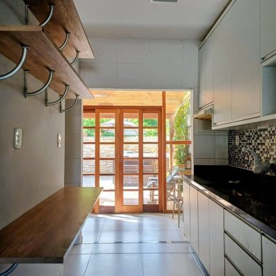 Casa Residencial com 97m², 2 quartos, 2 suítes, 2 garagens, no bairro São João Do Rio Vermelho em Florianópolis