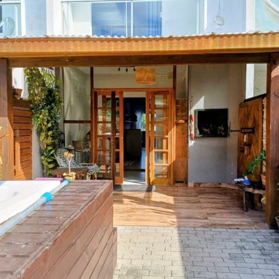 Casa Residencial com 97m², 2 quartos, 2 suítes, 2 garagens, no bairro São João Do Rio Vermelho em Florianópolis