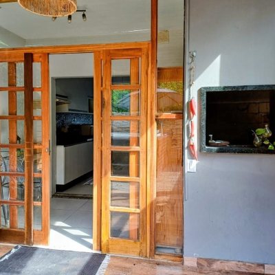 Casa Residencial com 97m², 2 quartos, 2 suítes, 2 garagens, no bairro São João Do Rio Vermelho em Florianópolis