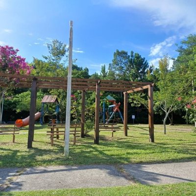 Casa Residencial com 97m², 2 quartos, 2 suítes, 2 garagens, no bairro São João Do Rio Vermelho em Florianópolis