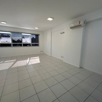 Sala com 38m², 1 garagem, no bairro Estreito em Florianópolis