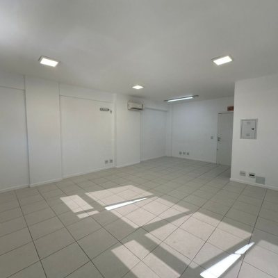 Sala com 38m², 1 garagem, no bairro Estreito em Florianópolis