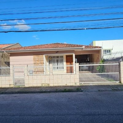 Casa Residencial com 241m², 3 quartos, 1 suíte, 3 garagens, no bairro barreiros em São José