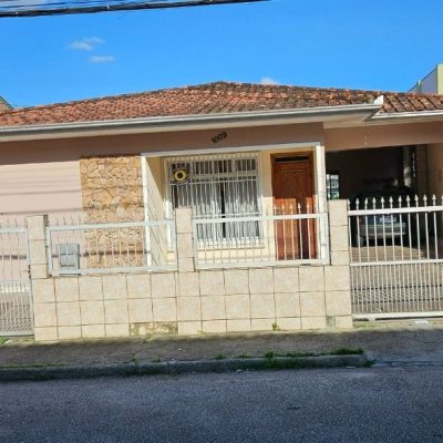 Casa Residencial com 241m², 3 quartos, 1 suíte, 3 garagens, no bairro barreiros em São José