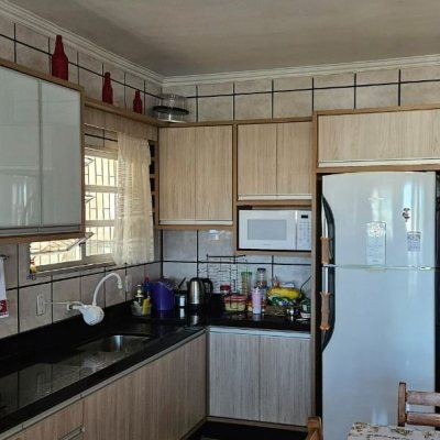 Casa Residencial com 241m², 3 quartos, 1 suíte, 3 garagens, no bairro barreiros em São José