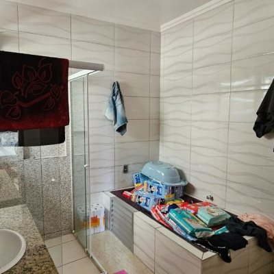 Casa Residencial com 241m², 3 quartos, 1 suíte, 3 garagens, no bairro barreiros em São José