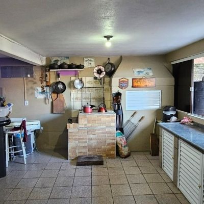 Casa Residencial com 241m², 3 quartos, 1 suíte, 3 garagens, no bairro barreiros em São José