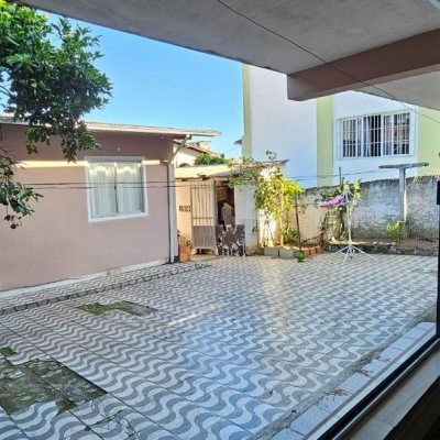 Casa Residencial com 241m², 3 quartos, 1 suíte, 3 garagens, no bairro barreiros em São José