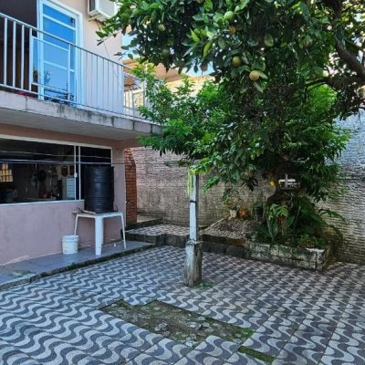 Casa Residencial com 241m², 3 quartos, 1 suíte, 3 garagens, no bairro barreiros em São José