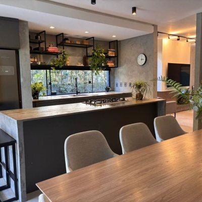 Sobrado Residencial com 315m², 4 quartos, 3 suítes, 4 garagens, no bairro Jurerê Internacional em Floranópolis