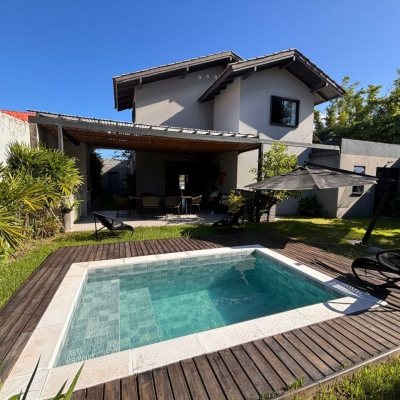 Sobrado Residencial com 315m², 4 quartos, 3 suítes, 4 garagens, no bairro Jurerê Internacional em Floranópolis