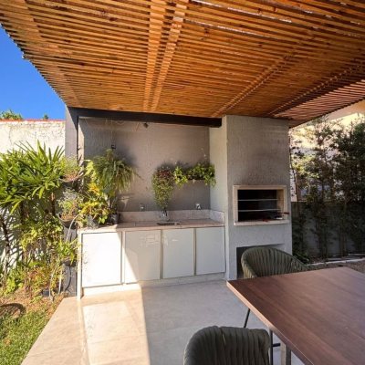 Sobrado Residencial com 315m², 4 quartos, 3 suítes, 4 garagens, no bairro Jurerê Internacional em Floranópolis