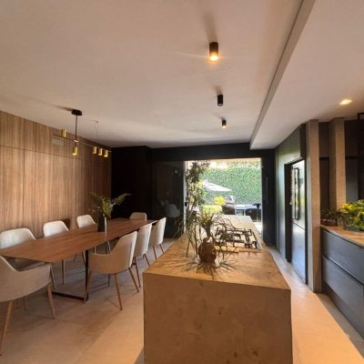 Sobrado Residencial com 315m², 4 quartos, 3 suítes, 4 garagens, no bairro Jurerê Internacional em Floranópolis