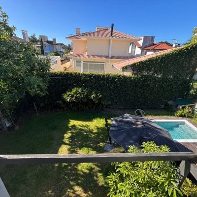 Sobrado Residencial com 315m², 4 quartos, 3 suítes, 4 garagens, no bairro Jurerê Internacional em Floranópolis