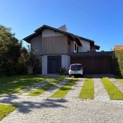 Sobrado Residencial com 315m², 4 quartos, 3 suítes, 4 garagens, no bairro Jurerê Internacional em Floranópolis