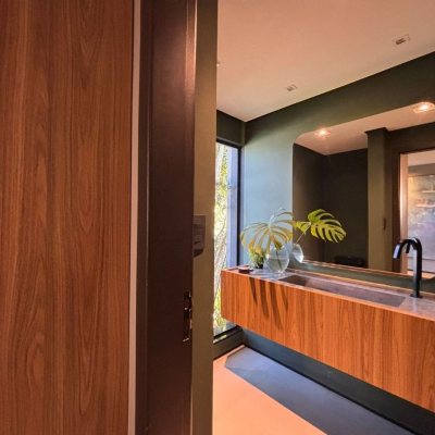 Sobrado Residencial com 315m², 4 quartos, 3 suítes, 4 garagens, no bairro Jurerê Internacional em Floranópolis