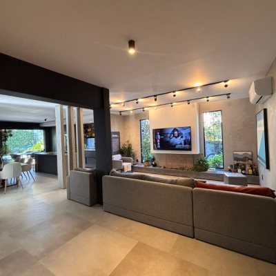 Sobrado Residencial com 315m², 4 quartos, 3 suítes, 4 garagens, no bairro Jurerê Internacional em Floranópolis