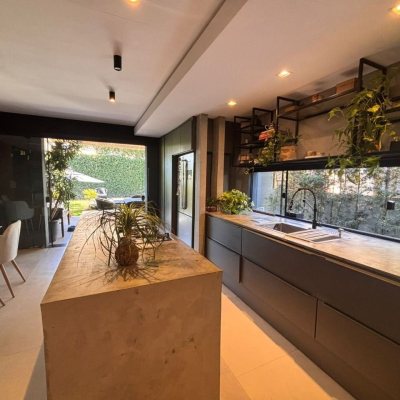 Sobrado Residencial com 315m², 4 quartos, 3 suítes, 4 garagens, no bairro Jurerê Internacional em Floranópolis