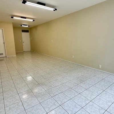 Sala com 40m², no bairro Centro em Florianópolis