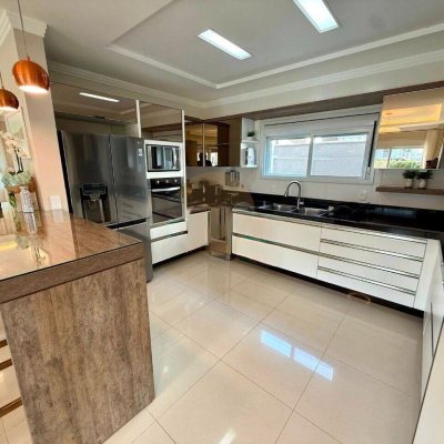 Sobrado Residencial com 199m², 4 quartos, 3 suítes, 2 garagens, no bairro Cachoeira Do Bom Jesus em Florianópolis