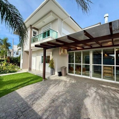 Sobrado Residencial com 199m², 4 quartos, 3 suítes, 2 garagens, no bairro Cachoeira Do Bom Jesus em Florianópolis