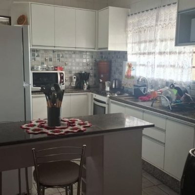 Casa Residencial com 95m², 4 quartos, 1 suíte, 1 garagem, no bairro Centro em Florianópolis