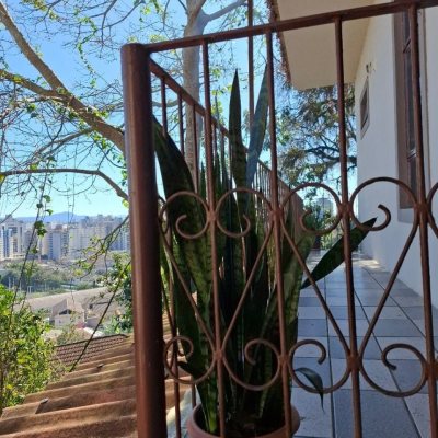 Casa Residencial com 95m², 4 quartos, 1 suíte, 1 garagem, no bairro Centro em Florianópolis