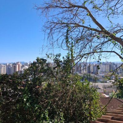 Casa Residencial com 95m², 4 quartos, 1 suíte, 1 garagem, no bairro Centro em Florianópolis