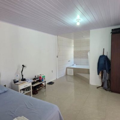 Casa Residencial com 101m², 3 quartos, 1 suíte, 4 garagens, no bairro Carianos em Florianópolis