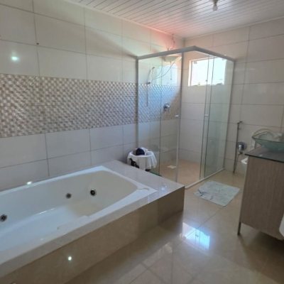 Casa Residencial com 101m², 3 quartos, 1 suíte, 4 garagens, no bairro Carianos em Florianópolis