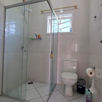 Casa Residencial com 101m², 3 quartos, 1 suíte, 4 garagens, no bairro Carianos em Florianópolis