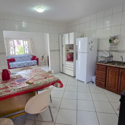 Casa Residencial com 101m², 3 quartos, 1 suíte, 4 garagens, no bairro Carianos em Florianópolis