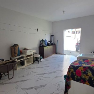 Casa Residencial com 101m², 3 quartos, 1 suíte, 4 garagens, no bairro Carianos em Florianópolis