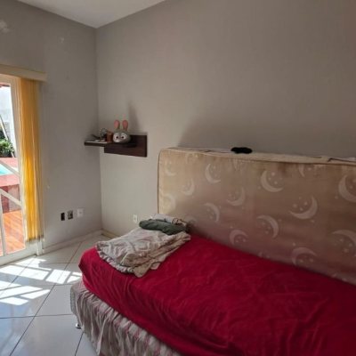 Casa Residencial com 101m², 3 quartos, 1 suíte, 4 garagens, no bairro Carianos em Florianópolis