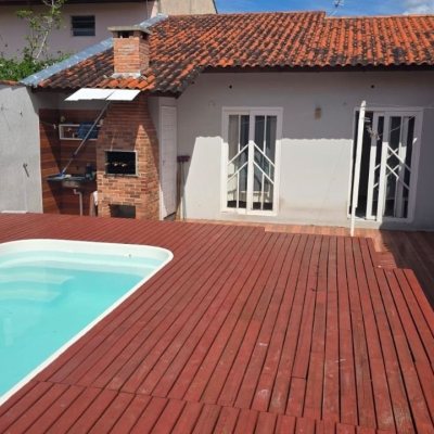 Casa Residencial com 101m², 3 quartos, 1 suíte, 4 garagens, no bairro Carianos em Florianópolis