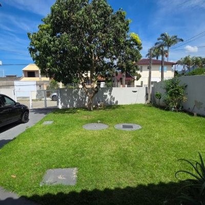 Casa Residencial com 101m², 3 quartos, 1 suíte, 4 garagens, no bairro Carianos em Florianópolis
