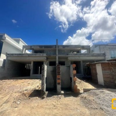 Casa Residencial com 111m², 3 quartos, 1 suíte, 2 garagens, no bairro São João Do Rio Vermelho em Florianópolis