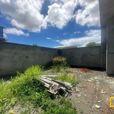 Casa Residencial com 111m², 3 quartos, 1 suíte, 2 garagens, no bairro São João Do Rio Vermelho em Florianópolis