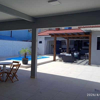 Casa Residencial com 194m², 3 quartos, 1 suíte, 3 garagens, no bairro Barra Do Aririú em Palhoça