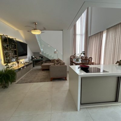 Casa Residencial com 278m², 5 quartos, 2 suítes, 4 garagens, no bairro Campeche em Florianópolis