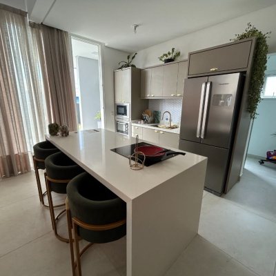 Casa Residencial com 278m², 5 quartos, 2 suítes, 4 garagens, no bairro Campeche em Florianópolis