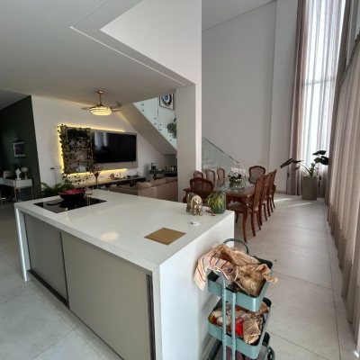 Casa Residencial com 278m², 5 quartos, 2 suítes, 4 garagens, no bairro Campeche em Florianópolis