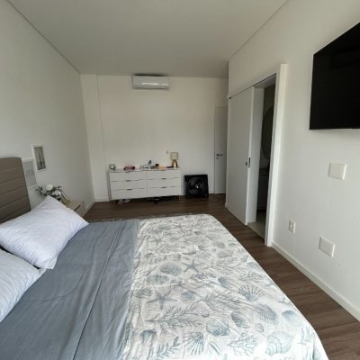 Casa Residencial com 278m², 5 quartos, 2 suítes, 4 garagens, no bairro Campeche em Florianópolis