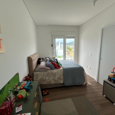 Casa Residencial com 278m², 5 quartos, 2 suítes, 4 garagens, no bairro Campeche em Florianópolis